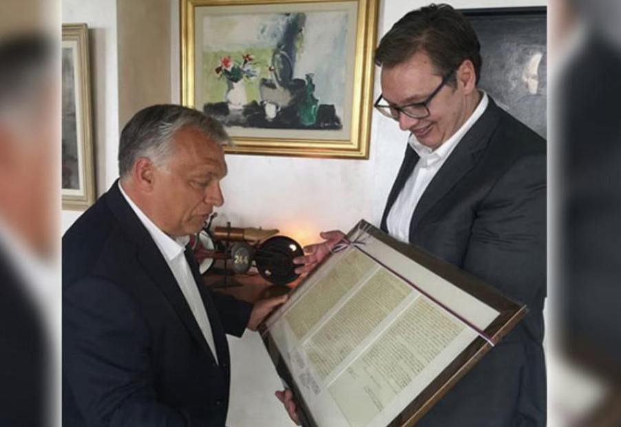 Председник Вучић поклонио копију документа из Архива Србије премијеру Орбану