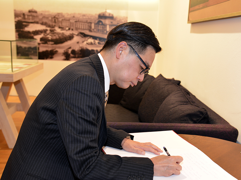 Тецуја Цубота, саветник Амбасаде Јапана, уписује се у књигу утисака