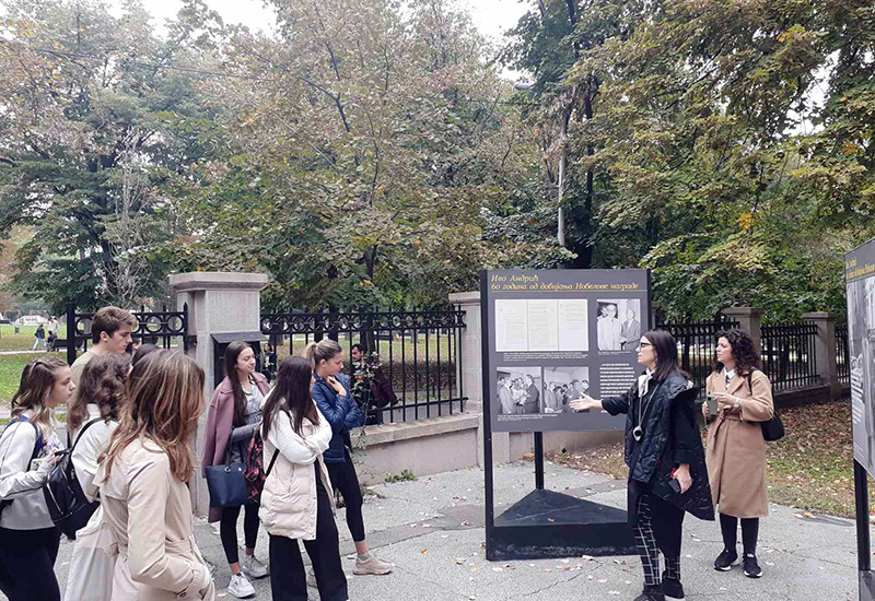 Ђаци Четрнаесте београдске гимназије посетили изложбу посвећену Андрићу