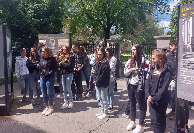 Ђаци Гимназије „Патријарх Павле” у посети Државном архиву Србије